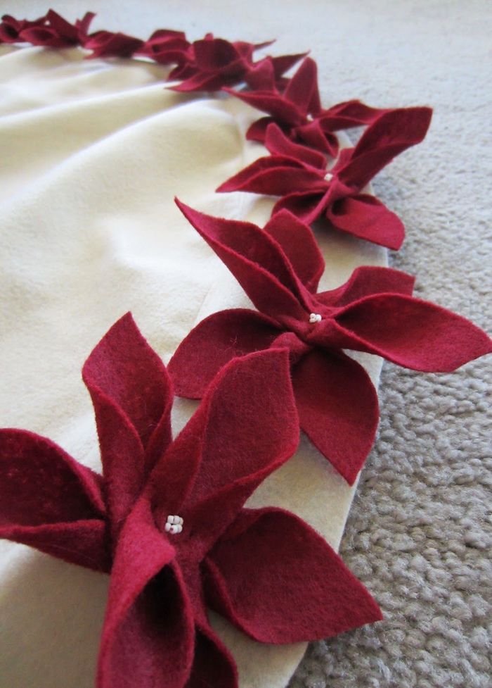 DIY Poinsettia Christmas Tree Skirt via lifelikehoney