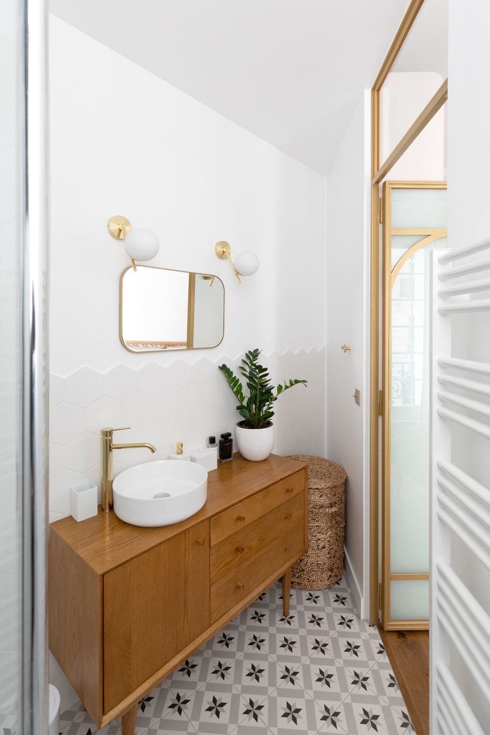 Parisian bathroom mid-century modern via Charlotte Fequet CoteMaison