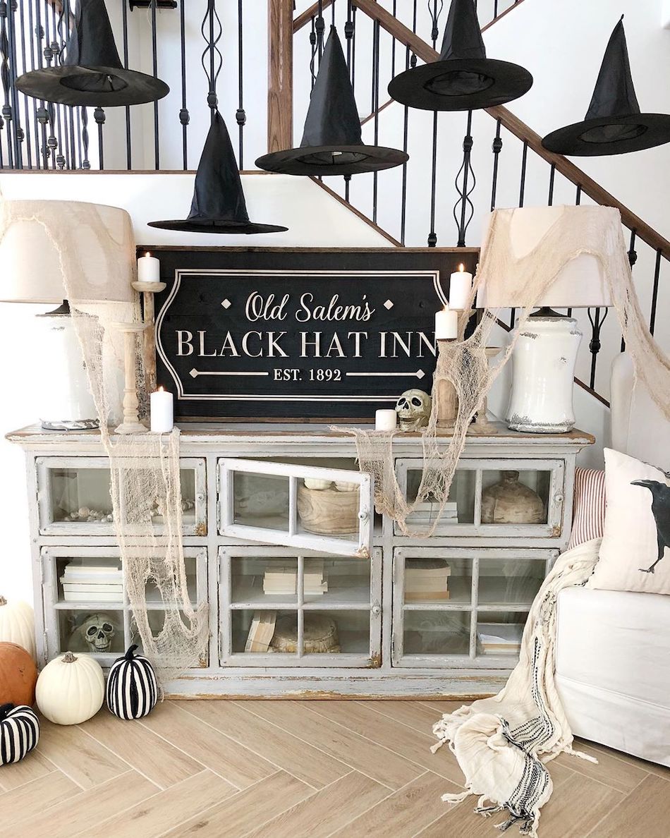 Farmhouse Halloween Decor via @desertdecor