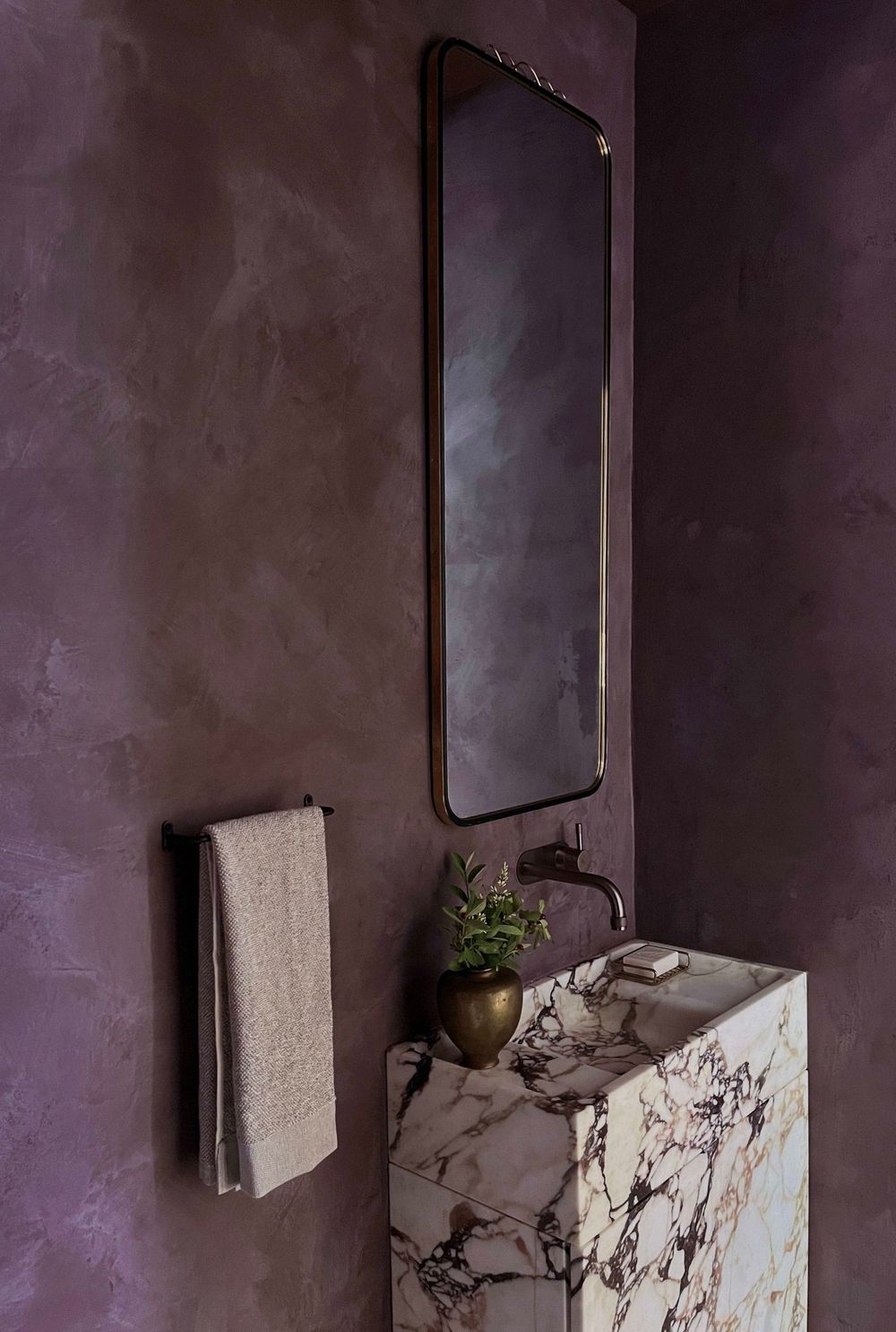 Half bathroom design marble sink